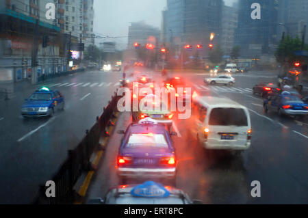 Verkehr-Sprung in einem Tag Regen in Shanghai, China. Volkswagen Santana Taxis in Shanghai Joint Venture mit der deutschen hergestellt Stockfoto