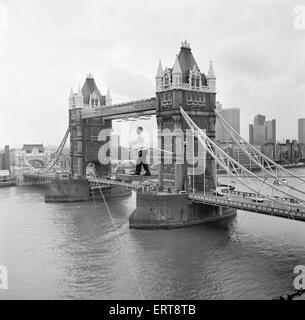 Karl Wallenda, Seiltänzer, kreuzt 100ft über dem Boden, in der Nähe von Tower Bridge, London, Montag, 22. November 1976. Stockfoto