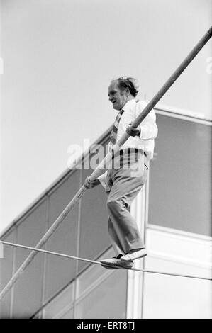 Karl Wallenda, Seiltänzer, über BBC Television Centre, weiße Stadt, London, Sonntag, 16. April 1972. Dreharbeiten zu einer Demonstration für Kinderprogramm Blue Peter. Stockfoto