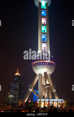 China, Shanghai, Pudong, Finanzviertel Lujiazui, Oriental Pearl Tower. Der Oriental Pearl Radio & Fernsehturm ist ein Fernsehturm in Shanghai, China. Seine Lage an der Spitze der Lujiazui im Stadtteil Pudong an der Seite des Huangpu River, gegenüber dem Bund, macht es eine deutliche Landmarke im Bereich. Die wichtigsten Designer waren Jiang Huan Chen, Lin Benlin und Zhang Xiulin. Der Bau begann im Jahr 1991, und der Turm wurde im Jahr 1994 abgeschlossen. 468 m (1.535 ft) hoch. Stockfoto