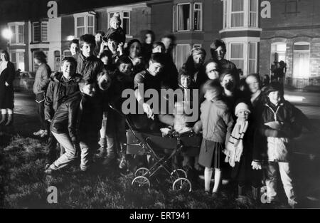 Bewohner von Hornby Boulevard, Bootle versammeln sich um eine private Lagerfeuer und Feuerwerk zu sehen angezeigt. 5. November 1987 Stockfoto