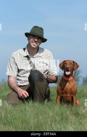 Jäger mit Magyar Vizsla Stockfoto