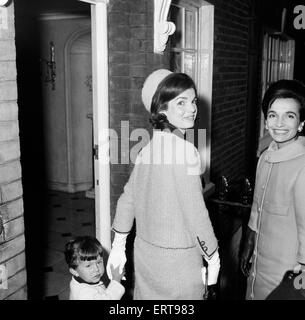 Dreitägigen Besuch der First Lady der Vereinigten Staaten Jacqueline Kennedy in London. Sie hielt eine informelle und geprobt-Pressekonferenz vor der Haustür außerhalb des Hauses, wo sie sich, auf 4 Buckingham Place aufhält. Sie ist abgebildet, im Inneren des Hauses mit ihrer Schwester und (vielleicht zwei Jahre alten Neffen Anthony) gehen.  26. März 1962. Stockfoto