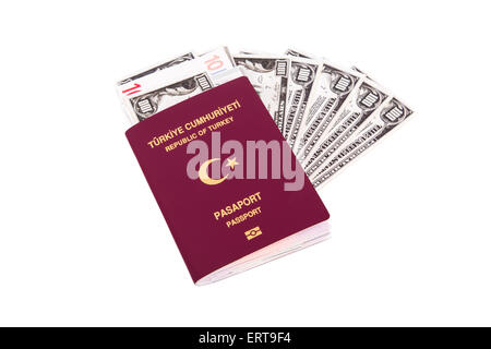 Nahaufnahme Draufsicht eines türkischen Passes mit Euro und Dollar-Banknoten innen isoliert auf weißem Hintergrund. Stockfoto