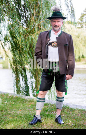 bayerischen Mann in traditioneller Kleidung stehen am Wasser Stockfoto