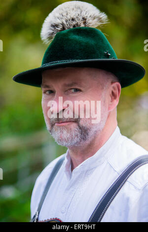 Porträt eines bayerischen Mannes mit Hut im freien Stockfoto