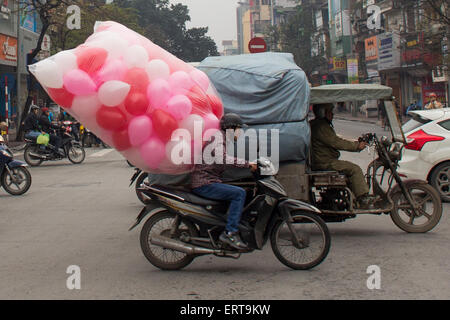 Motorräder sind das wichtigste Transportmittel in Vietnam. Stockfoto