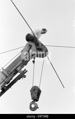 Karl Wallenda, Seiltänzer, Kreuze über Europas größte Zirkus-Zelt-Draht, Mary Chipperfield, derzeit in Clapham Common, London, Mittwoch, 13. November 1974 aufgeschlagen. Karl überquerte die 300ft Draht in einer Höhe von 70ft, markieren Sie die 10.000 tägliche Zahl der Todesopfer durch Welt Nahrungsmittelknappheit, vor Essen-Konferenz der Vereinten Nationen in Rom, Italien. Stockfoto