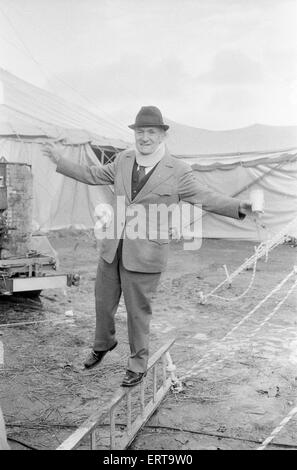 Zirkus-Weltmeisterschaften, statt unter dem Grand Chapiteau auf Clapham Common, London, 11. Dezember 1977.  Abgebildet, Karl Wallenda, Seiltänzer, erholt sich derzeit von einen Genickbruch, entstanden während einer Aufführung. Stockfoto