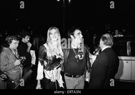 Keith Moon, Schlagzeuger der britischen Rockgruppe The Who, Teilnahme an der Premiere des neuen Films "The Buddy Holly Story" im West End mit Verlobten Annette Walter-Lax als Gäste von Paul und Linda McCartney. Nach dem Essen mit Paul und Linda im Peppermint Park in Covent Garden, Keith und Annette zurück in ihre Wohnung in Curzon Street, Mayfair, wo er tot früh am nächsten Morgen nach einer Überdosis 32 Tabletten von Clomethiazole, gefunden wurde, vorgeschrieben, Mond, seine Alkohol-Entzugserscheinungen zu lindern.    6. September 1978. Stockfoto