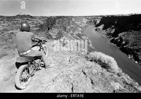 Stuntman Evel Knievel bereitet, Snake River Canyon in Idaho auf eine Dampf angetriebene Rollen zu springen. 26. August 1974. Stockfoto