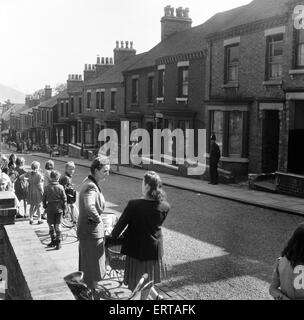 Weiße Maharanee von Jodhpur, die Ehefrau des Maharadschas, ist bei ihr Brüder zu Hause in Stoke-on-Trent. Zuschauer auf der Straße und ein Polizist außerhalb des Hauses, 31. August 1949. Stockfoto