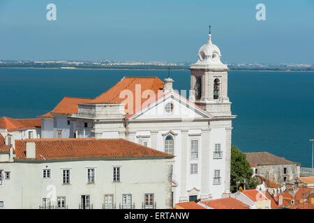 Blick auf St. Stephen Kirche (Igreja de Santo Estevao) Lissabon Tejo im Hintergrund. Stockfoto
