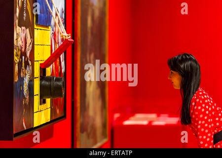 London, UK. 8. Juni 2015. Malcolm Morley Trafalgar – Waterloo 2013 - kämpfen Geschichte, eine Ausstellung feiert die anhaltende Bedeutung und emotionale Kraft der britischen Geschichte der Malerei in der Tate Britain. Die Ausstellung befasst sich mit wie Künstler bedeutende Ereignisse in Gemälde, die uns ermutigen verwandelt haben, unseren eigenen Platz in der Geschichte zu reflektieren. Die Werke in der Show reichen von riesigen Ölgemälde aus dem 18. Jahrhundert zu einem jüngsten Arbeiten von Malcolm Morley umfasst einen Kanon von HMS Victory ragen aus der Leinwand. Bildnachweis: Guy Bell/Alamy Live-Nachrichten Stockfoto