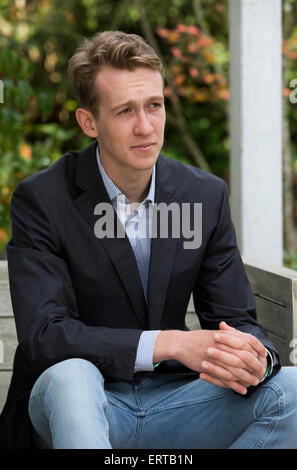 blonder Jüngling in eine Jacke und jeans Stockfoto