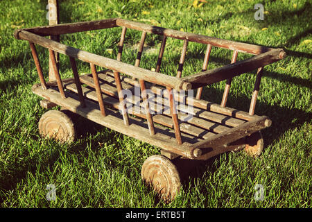 Alten Holzkarren im Garten. Idyllische Szene. Stockfoto