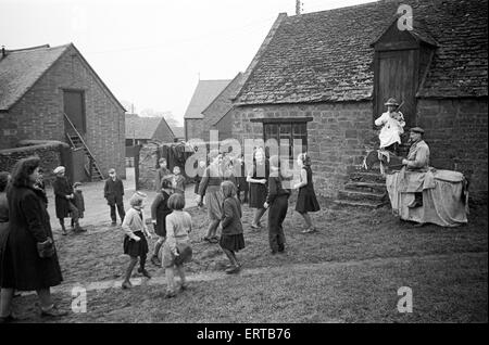 Dorfbewohner Tanz mit dem Ilmington Spielmann, Warwickshire. Ca. 1945. Stockfoto