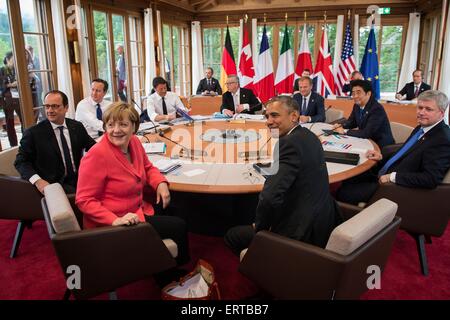 Führenden Politiker der Welt treffen sich am zweiten Tag des Meetings auf dem G7-Gipfel 8. Juni 2015 in Schloss Elmau, Deutschland. Sitzen (L, R): Bundeskanzlerin Angela Merkel, der französische Präsident Francois Hollande, britische Premierminister David Cameron, Italiens Premier Matteo Renzi, EU-Kommissionspräsident Jean-Claude Juncker, EU-Ratspräsident Donald Tusk, der japanische Premierminister Shinzo Abe, der kanadische Premierminister Stephen Harper und US-Präsident Barack Obama. Stockfoto