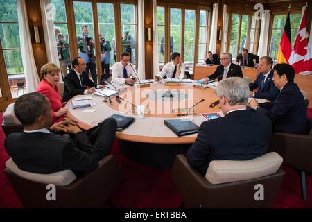 Führenden Politiker der Welt treffen sich am zweiten Tag des Meetings auf dem G7-Gipfel 8. Juni 2015 in Schloss Elmau, Deutschland. Sitzen (L, R): Bundeskanzlerin Angela Merkel, der französische Präsident Francois Hollande, britische Premierminister David Cameron, Italiens Premier Matteo Renzi, EU-Kommissionspräsident Jean-Claude Juncker, EU-Ratspräsident Donald Tusk, der japanische Premierminister Shinzo Abe, der kanadische Premierminister Stephen Harper und US-Präsident Barack Obama. Stockfoto