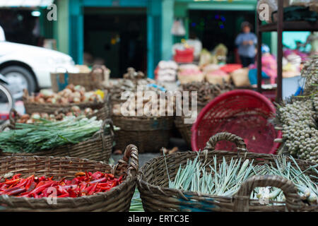 Korb kühlen Paprika asiatische Straßenmarkt Stockfoto