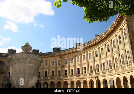 Der Halbmond, Gebäude, eine Note 1 aufgeführten georgischen verfügt über eine Terrasse Buxton Derbyshire England UK Stockfoto