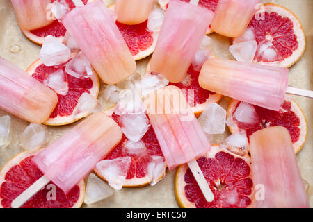 Fruchtiger Eis am Stiel mit Eis und bloodorange Stockfoto