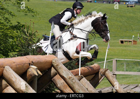 Belsay, UK. 6. Juni 2015. Ein Konkurrent im Bereich Langlauf löscht einen Sprung tagsüber zwei 2015 Belsay Horse Trials, auf dem Gelände des Belsay Castle in Northumberland, England statt. Belsay Castle wird von English Heritage verwaltet und ist das ganze Jahr für die Öffentlichkeit zugänglich. Bildnachweis: AC Bilder/Alamy Live-Nachrichten Stockfoto