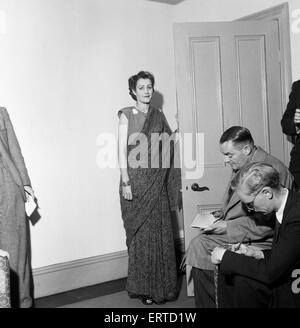 Weiße Maharanee von Jodhpur, die Ehefrau des Maharadschas, in ihrem Haus der Brüder in Stoke-on-Trent, 31. August 1949. Stockfoto