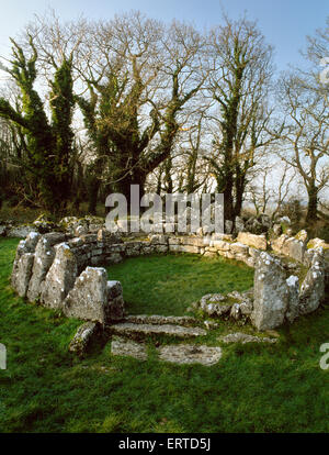 DIN Lligwy geschlossenen Hütte Gruppe, Anglesey: auf der Suche W im runden-Haupthaus der römischen Periode, native britische Siedlung. Stockfoto