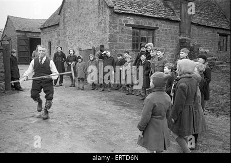 Dorfbewohner Tanz mit dem Ilmington Spielmann, Warwickshire. Ca. 1945. Stockfoto