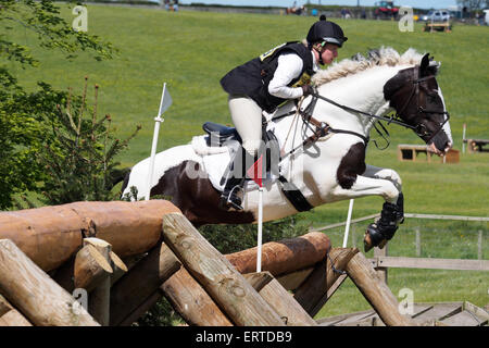 Belsay, UK. 6. Juni 2015. Ein Konkurrent im Bereich Langlauf löscht einen Sprung tagsüber zwei 2015 Belsay Horse Trials, auf dem Gelände des Belsay Castle in Northumberland, England statt. Belsay Castle wird von English Heritage verwaltet und ist das ganze Jahr für die Öffentlichkeit zugänglich. Bildnachweis: AC Bilder/Alamy Live-Nachrichten Stockfoto