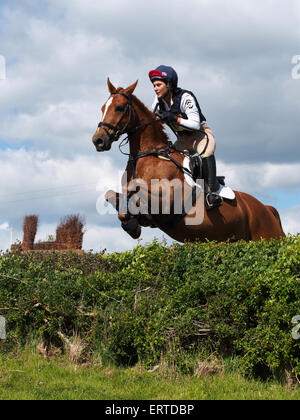 Belsay, UK. 6. Juni 2015. Ein Konkurrent im Bereich Langlauf löscht einen Sprung tagsüber zwei 2015 Belsay Horse Trials, auf dem Gelände des Belsay Castle in Northumberland, England statt. Belsay Castle wird von English Heritage verwaltet und ist das ganze Jahr für die Öffentlichkeit zugänglich. Bildnachweis: AC Bilder/Alamy Live-Nachrichten Stockfoto