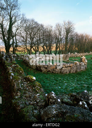 DIN Lligwy geschlossenen Hütte Gruppe, Anglesey, Suche NE im runden Haupthaus der römischen Periode, native britische Siedlung. Stockfoto