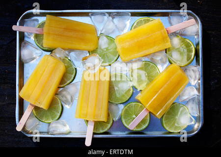 Fruchtiger Eis am Stiel mit Limette und Eis Stockfoto