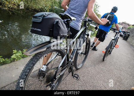 Hinterrad und Rücken Person zu Fuß entlang Fußweg Fahrrad schieben Stockfoto