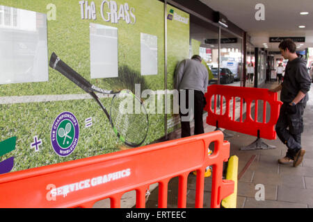 Wimbledon London, UK. 8. Juni 2015. Ein Kaufhaus Fenster schmückt sich mit Tennisschläger, Vorbereitung auf das Wimbledon Tennisturnier Credit 2015: Amer Ghazzal/Alamy Live-Nachrichten Stockfoto