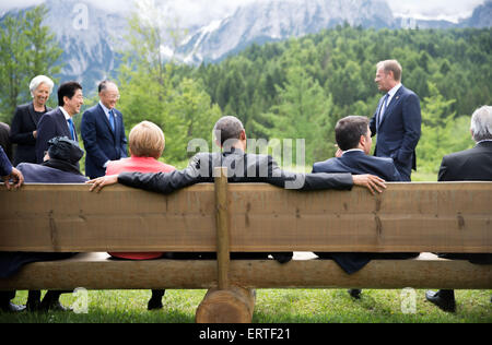 Elmau, Deutschland. 8. Juni 2015. US-Präsident Barack Obama (C) sitzt auf einer Bank neben Bundeskanzlerin Angela Merkel und der italienische Ministerpräsident Matteo Renzi umgeben von Präsident des European Council Donald Tusk (R), Präsident der Weltbank-Gruppe, Jim Yong Kim, japanische Premierminister Shinzo Abe und der geschäftsführende Direktor des Internationalen Währungsfonds Fonds Christine Lagarde auf Schloss Elmau in Elmau , Deutschland, 8. Juni 2015. Bildnachweis: Dpa picture Alliance/Alamy Live News Stockfoto