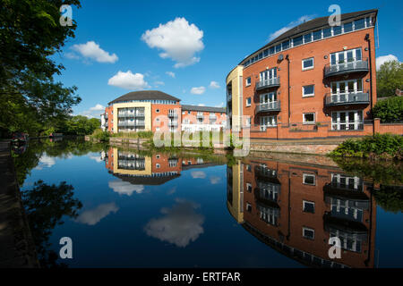 Mehrfamilienhäuser, spiegelt sich in den Kanal bei Stadt Nottingham, Nottinghamshire, England UK Stockfoto