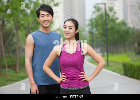Junges Paar, eine Pause von Übung Stockfoto