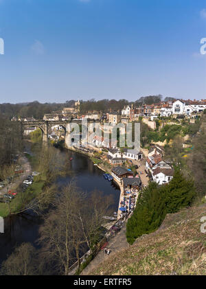 dh Knaresborough Fluss KNARESBOROUGH NORTH YORKSHIRE Yorkshire Fluss Eisenbahnviadukt und Blick auf die Stadt vom Fluss Nidd Flüsse Stockfoto