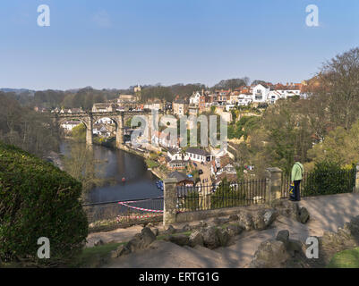 dh Knaresborough Fluss KNARESBOROUGH NORTH YORKSHIRE Frau aussehende Ansicht der Stadt vom Fluss Nidd Yorkshire Eisenbahnviadukt Stockfoto