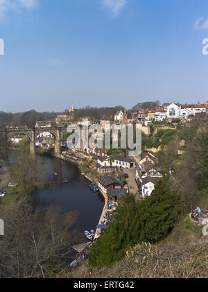 dh Knaresborough Fluss KNARESBOROUGH NORTH YORKSHIRE Leute suchen Ansicht der Stadt vom Fluss Nidd Yorkshire Eisenbahnviadukt Stockfoto