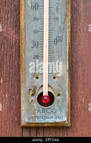 Alte und defekte Außenthermometer Stockfoto