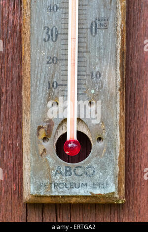 Alte und defekte Außenthermometer Stockfoto