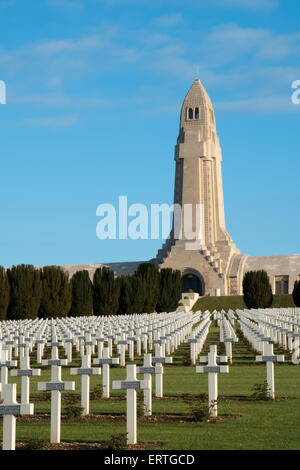 Französische Nationalfriedhof von Douaumont mit Beinhaus von Douaumont, Verdun Stockfoto