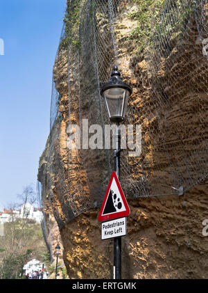 dh Cliff Erosion ENVIRONMENT UK Warnzeichen fallender Felsen Cliff Erosion Drahtgeflecht Gefahrendreieck Sicherheit Stockfoto