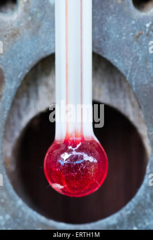 Alte und defekte Außenthermometer Stockfoto