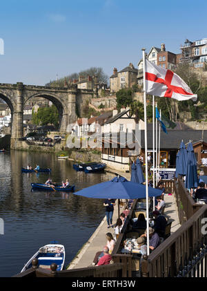 dh River Nidd Cafe England KNARESBOROUGH NORTH YORKSHIRE UK Y Al fresco englische Flagge Menschen entspannen im Freien Cafés großbritannien im Freien Stockfoto