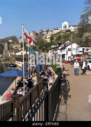 dh Knaresborough Fluss KNARESBOROUGH NORTH YORKSHIRE Cafe Menschen entspannen und zu Fuß Frühling uk al Fresco Abendessen Stockfoto