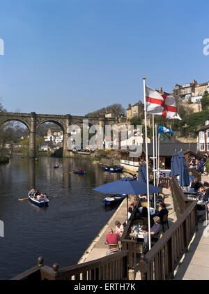 dh Knaresborough Fluss KNARESBOROUGH NORTH YORKSHIRE Cafe Menschen entspannen im freien Fluß Nidd Ruderboote Stockfoto